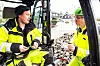Geir Kåre Wollum, regionalt verneombud, snakker med maskinfører Hans Richard Hagen under et uanmeldt besøk på anleggsplassen ved Fetsund.