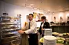 Frokostgjester og møtedeltakere serveres i Folkets Hus, av personell på Scandic Bergen City, her ved Sjanija Nesimi og Jane Monsen Fikke.