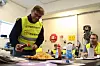 DEKKER PÅ VAFFEL: Klubbleder Geir Wamstad demonstrerer hvordan Øvre Eikinger dekorerer streikevaflene sine.
