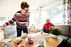 EKSTRASERVICE: Det serveres hjemmelaga plommesyltetøy til vaflene på Hitra. Det var bøttevis med plommer i fjor.