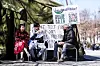 Cinta A. Hondsmerk, Huthayfa Abusseriya og Ahmad Hussein drikker kaffe foran inngangen til Palestinateltet. I løpet av våren har teltet blitt tent på to ganger. Noen har også kuttet i teltduken. I dag står det er mindre telt foran Stortinget i Oslo.