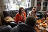 Gry Irmelin Dale (t.v) og Lene Mari Wold motiverer ham til å bli noen dager til på Dreamcenter Bergen.
