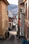 BEDRE PLASS: Før bossnett var denne gaten fylt med rotete søppelspann her og der. Nå er det oversiktlig og mer plass. Funfact: de to skikkelsene nederst i bildet har nettopp vært og kastet søppel i det lokale bossnett-nedkastet rett ved Kloastergarasjen.