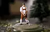 LENSELUS: Lederhose-bekledningen kan tyde på at figuren har vært på oktoberfest. Da drikkes det ofte øl i uhorvelige mengder, og den væsken må før eller siden ut.