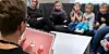 ÅPENT OG ÆRLIG: Rådgiver Harald Dean fra Stine Sofies stiftelse bruker dialogbaserte støttebilder og direkte språk. I bakgrunnen sitter Mathilde, Aksel, Lilly og Nikolai sammen med styrer i Tyrihans barnehag, Rita Sjølie.
