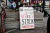 STREIK: De streikende forklarer hvorfor de er i streik.