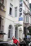 FRED: En HDP-tilhenger viser fredstegn.