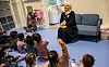 SANG OG GLEDE: Pedagogisk leder Nadia Barzinje i sofaen og barnehagelærer Sara Bilgic Dogan teller på mange språk og synger både God morgen alle sammen og Stopp! Ikke mobb kameraten min, på samlingsstunden.