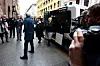 HESTEKORTESJE OG ELBUSS: Erna Solberg og Jonas Gahr Støre kjører elektrisk førerløs buss sammen med IKT-Norges direktør Heidi Austlid. - Vi lever!, sier Støre i det dørene åpnes.  Bussen ble ledsaget av politihester, muligens en planlagt 'gammel traver vs ny teknologi'-symbolikk?