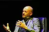 ERMENE: Sjøl om ikke Stein Lier-Hansen sjøl brettet opp ermene under paneldebatten på Notodden, mener han andre snart må begynne å gjøre det.