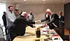 Steffen Høiland i Fellesforbundet (til venstre) og Stig Morten Nilsen i Norsk Bilbransjeforbund, overrekker kravene i årets lønnsoppgjør.