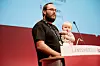 Jan Clifford Godfrey og datteren Frøya på talerstolen på Industri Energis landsmøte onsdag. Frøya er bare 11 måneder og debuterer på landsmøte.
