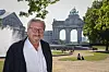Midt i Brussel ligger Jubilé-parken med en mektig triumfbue. Buen ble bygget  på oppdrag av kong Leopold II i 1905 for å feire Belgias 50 års jubileum. Det er et sentralt byggverk i byen Knut Arne Sanden har bodd i i over 30 år.