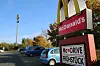 Spesielt i fastfood-kjedene i det tidliger Øst-Tyskland, som her i Werder i delstaten Brandenburg, vil innføring av minstelønn fra 1. januar 2015 kunne få positiv betydning. Men nå vil arbeidsgiverne til gjengjeld ta fra de ansatte både julegratiale, feriepenger og ulempetillegg.