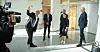 TARIFF-SELFIE: Statens personaldirektør, GIsle Norheim, tar en selfie sammen med forhandlingsmotpartene Egil André Aas (nr.2 f.v., LO Stat), Pål Arnesen (YS), Guro Elisabeth Lind (Unio) og Anders Kvam (Akademiekrne).
