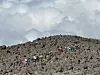 MANGE OM BEINET: Truppen på ni var ikke eneste følget som besteg Kilimanjaro i februar. Årlig prøver rundt 40.000 folk seg. Men ikke alle klarer det.