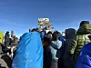 TOPPSTØTET 3: Det ble fotokø ved det ikoniske skiltet på toppen av Kilimanjaro.