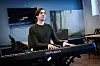Thomas har en master i musikkterapi, men sliter med å få fast jobb. Rundt 50 ganger har han søkt jobb uten å få napp.