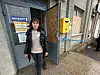 NÆR FRONTEN: Postmester Olena Voronia har fått platet igjen vinduene på postkontoret som et sikkerhetstiltak.