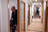 BRAKKELIV: Nils Gunnar Knudsen trives godt med å gå vernerunder, men en sentral del av jobben er også møtevirksomhet i kontorbrakkene. Her er han i prat med en kollega.