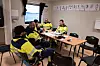 ELEKTRIKERE: Et knippe elektrikere venter på startordre slik at de kan dra ut på anlegget og jobbe. Alle trives godt i tilværelsen som reisende elekt­rikere. En av dem kjører bil helt fra sørlandet for å komme seg til  jobb-turnusen i Hammerfest.