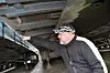 Her viser Johan Nyström listen som verkstedet hevder å ha byttet. Et tykt lag med skitt, like tykt som på resten av understellet, viser at denne har sittet på tilhengeren i lang tid.