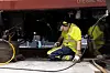 UNDER VOGNA: Robin Floor gjør klar fester til en ny dieseltank som skal monteres.
