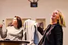 Kathrine Haugland Martinsen i FO (t.v) deler ut kampanje-gensere til deltakerne på frokostmøtet. Barneombud Inga Bejer Engh fikk en #takkpappa-genser.