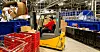 Etter Black Friday går det i hundre på Østlandsterminalen inn mot jul. – Det er rekordtravelt i år, sier Stian Lomundal, som her sørger for ny forsyning av pakker til sorteringsmaskinen.