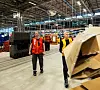 ORDEN: Når alt er som mest hektisk, er orden en nøkkelfaktor. For både sjef Aril Becher og terminalarbeider John Roar Bergvoll (t.v.) er det naturlig å bidra til det. Her ryddes det mellom slagene.