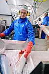 PÅ INNSIDEN: NNN-Arbeideren slapp inn i produksjonslokalene til Norse Production rett etter at tariffavtalen var underskrevet i 2017. Her ser vi Marcin Jania.