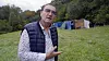 José Blanco, leder av fagforeningen CGTs avdeling i Champagne, viser fram noen av de ulovlige, midlertidige bostedene som drueplukkere selv har satt opp.