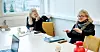 HR-leder Gunn-Kari Bakke (t.h.) forteller om en ganske annen drikkekultur på skolens fester da hun ble ansatt på 90-tallet. Rektor Ann-Mari Henriksen følger interessert med.