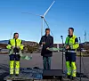 Olje- og energiminister Terje Aasland åpner Lutelandet vindkraftverk. Til høyre på bildet, driftsleder i Lutelandet vindkraftverk, Anne Britt Hugøy og plansjef Lars Johan Sivertsen.