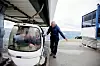 Ingebrigt Bjerke tar i mot fjellgjestene på toppen av banen.