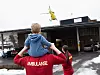 UTRYKNING: Sønnen Theodor får se et helikopter lette for aller første gang.
