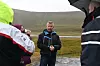 Forbundsleder Frode Alfheim i Industri Energi er i prat med lokale politikere på Veidnes i Nordkapp.