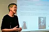 MINISEMINAR: Bevisstheten om vold mot kvinner er ikke så stor der ute, mener Tove Smaadahl, leder i Krisesentersekretariatet. Her snakker hun for NTL-ansatte i Oslo, med kvinnesaksforkjemperen Fredrikke Marie Qvam i bakgrunnen. Hun levde fra 1843 til 1938.