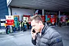 Fanebærerne stengte inngangene til Andresen Karosseri. Styreleder Joachim Andresen (i forgrunnen) sier bedriften ikke har økonomisk handlingsrom til tariffavtale nå.