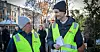 Servitør Johannes Måseide (til høyre) sier de streikende setter pris på støtten fra forbundet og andre- Her i samtale med forbundsleder Jørn Eggum.