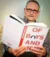 GLAD I BØKER: Claus Jervell liker å lese, men er frustrert over at mobilen tar for mye av oppmerksomheten. Men 'Of Boys and Men' av Richard V. Reeves, er høyst relevant for den jobben lederen av mannsutvalget er i gang med.