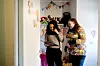 Monica Foss (t.h) har laget en bok som handler om jenta, om Anette og om barnefaren. Anette ser ofte i boka når hun besøker dem.