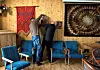 GJENSTRIDIG LAMPETT: Hvor mange menn må til for å skifte en lyspære? I dette tilfellet fikk Magne Myran hjelp av Ola Duvås, lokal LO-leder.