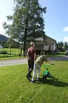 Far sier han er redd det skal bli vanskelig for sønnen å ta igjen fagene han går glipp av på skolen.