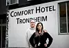 Klubbleder for Fellesforbundet, Thea Hougen Lygre, er glad for at renholder Rea Formento Dela Cruz kan velkommes inn i det gode selskap på Comfort hotel Trondheim.