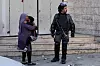 En mor, et barn og en israelsk soldat i i Shufat flyktningleir dagen israelske militære skyter ned en 16 år gammel gutt.