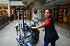 RENE FLATER: NTLer Bunyuen Praibueng er renholder i det 64 000 kvadratmeter svære realfagsbygget på Gløshaugen. 15 renholdere går i team her.