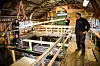 INGEN AUTOPILOT: Her rehabiliteres det verneverdige «klekkeriloftet» ved Trondheim biologiske stasjon fra tidlig 1900-tall. – De som kan utføre dette arbeidet er fryktelig ettertraktet, sier tømrermester Johan Hjalmar Askjemshalten (t.h.), og nikker mot tømrer Jan André Lervik. Videre ser vi niendeklassing Eirik Myrhaug, som er her på arbeidsuke, og tømrer Stian Andresen, som står et hakk lengre ned.