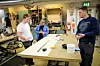 GJENBRUK: På snekkerverkstedet spesialtilpasses og restaureres møbler for bygninger og ansatte. Lite kastes, mye gjenbrukes. F.v. lærling Gaute Hermo Hammer, møbelsnekker Lise Moe Gulbrandsen og snekkermester og arbeidsleder Hans P. Gardner