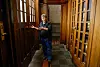DØR OG LÅS: Låsesmed Joar Flatås elsker jobben sin. Han har også vært glassmester i 20 år. Her er han i inngangspartiet til den vakre hovedbygningen på Gløshaugen.